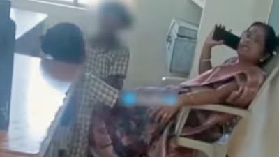 Suspenden a maestra en India por obligar a alumnos a masajearle las piernas